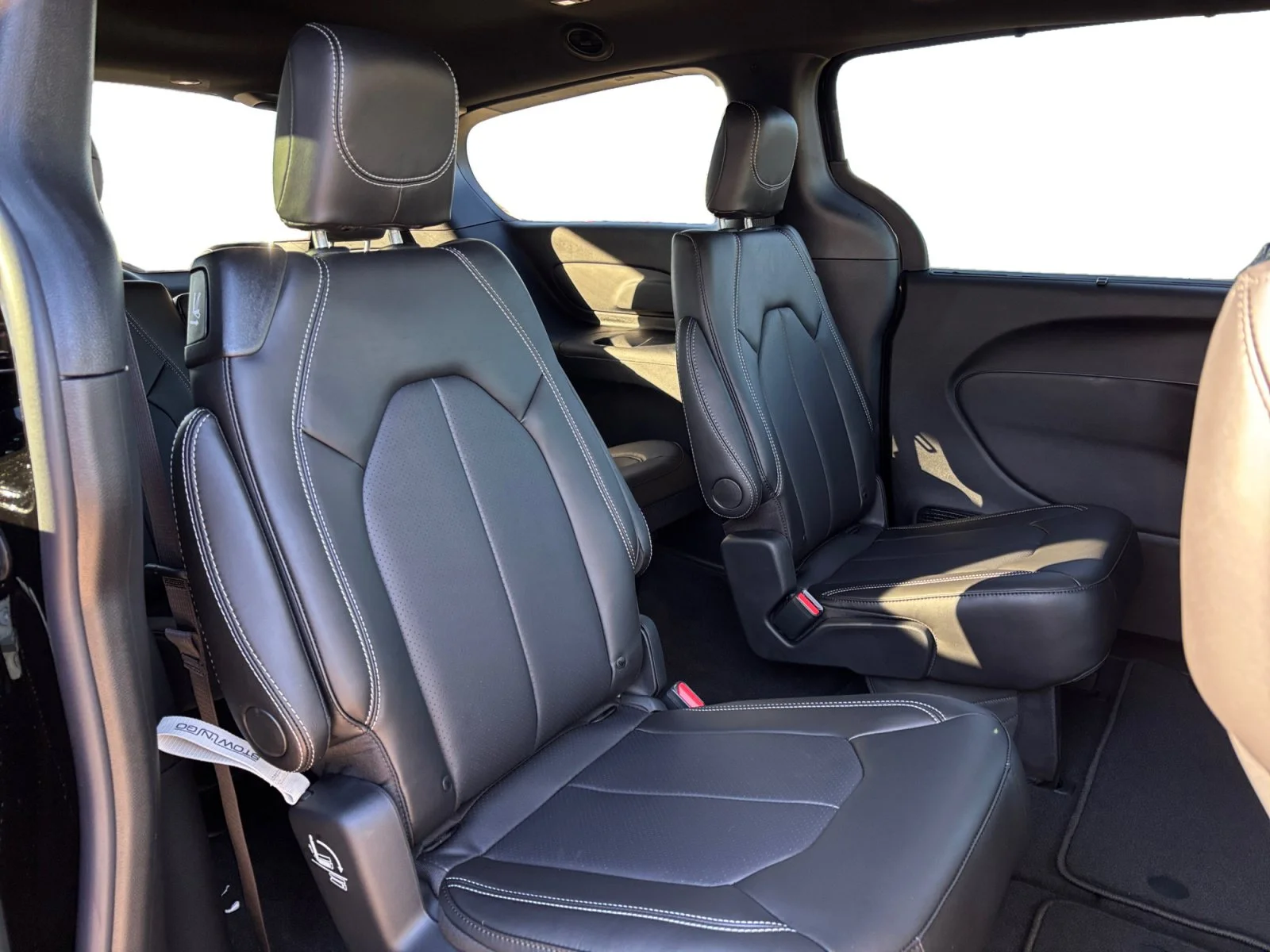 New 2027 Diamond Black Crystal Pearl Chrysler Select image 18