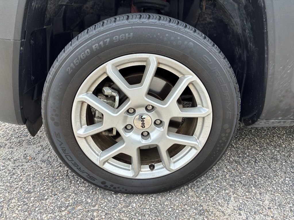 Used 2023 Red Jeep Latitude image 10