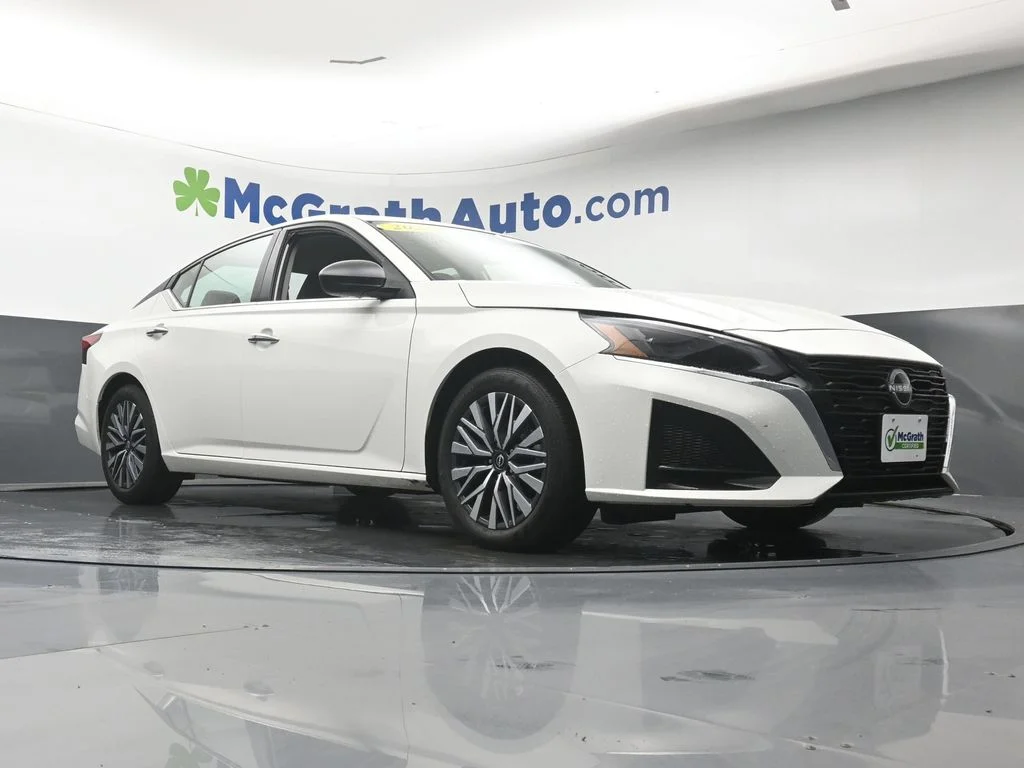 Used 2025 White Nissan 2.5 SV image 25