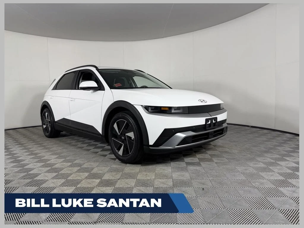 Used 2025 White Hyundai SEL image 1