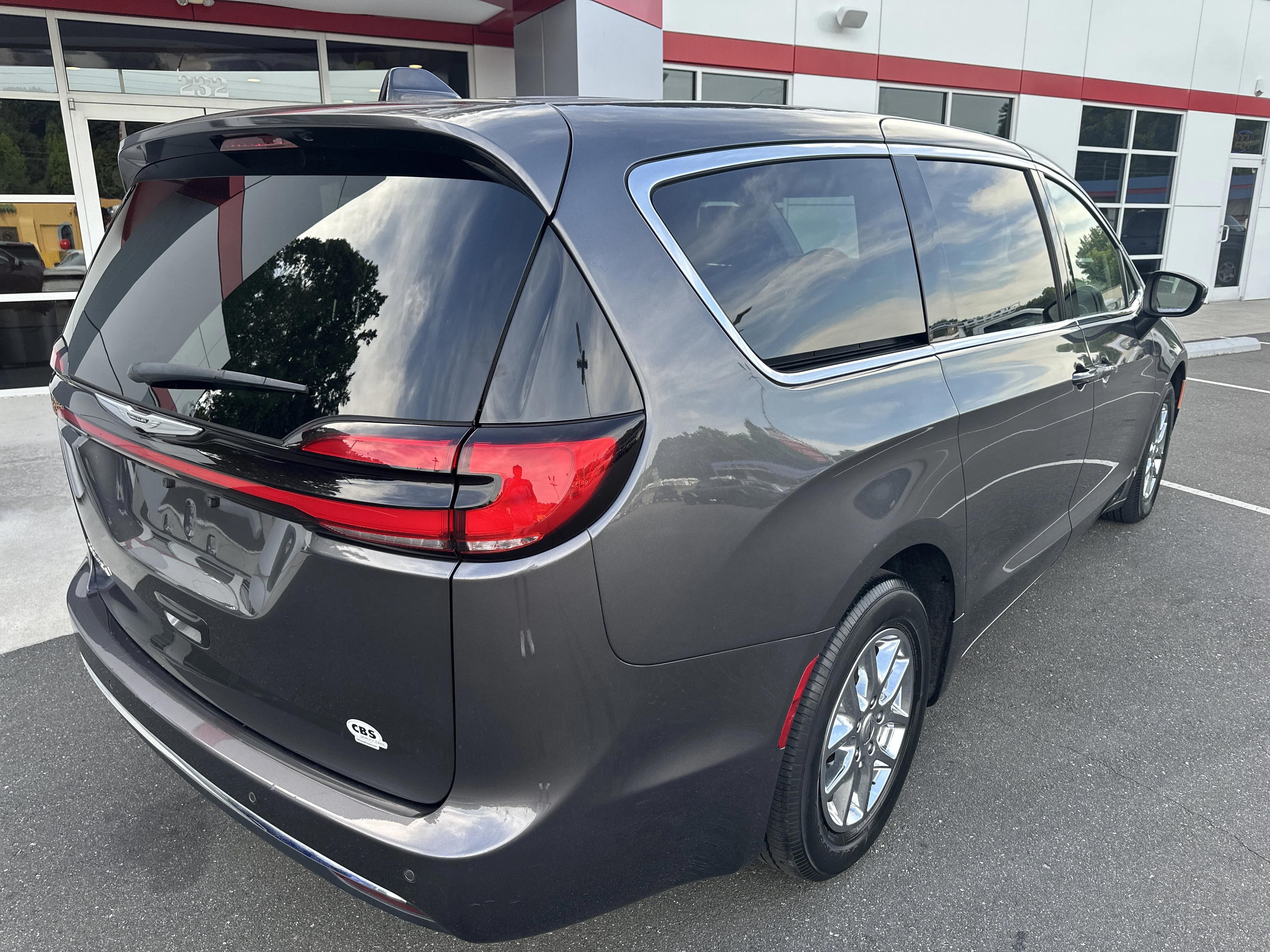 Used 2023 Granite Crystal Metallic Clearcoat Chrysler Touring L image 8