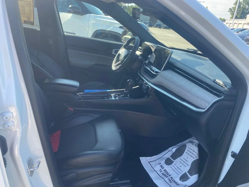 Used 2024 White Jeep Latitude image 18