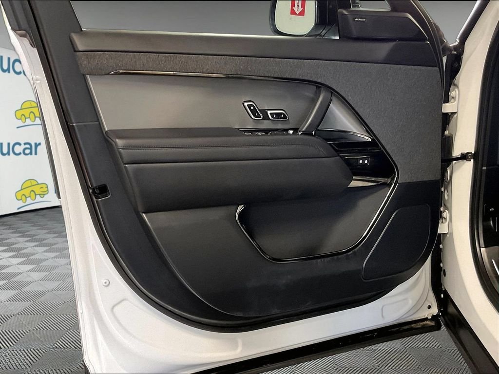 Used 2025 White Land Rover SE image 9