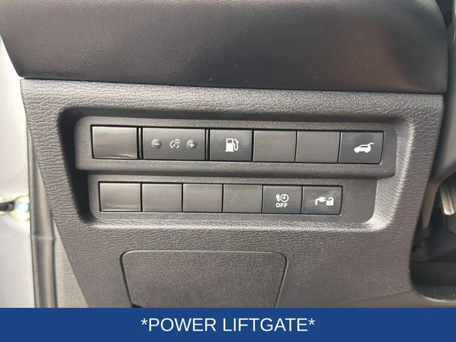 Used 2023  Mitsubishi SE image 13