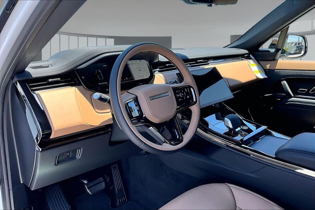 New 2026 FUJI WHITE Land Rover Dynamic SE image 7