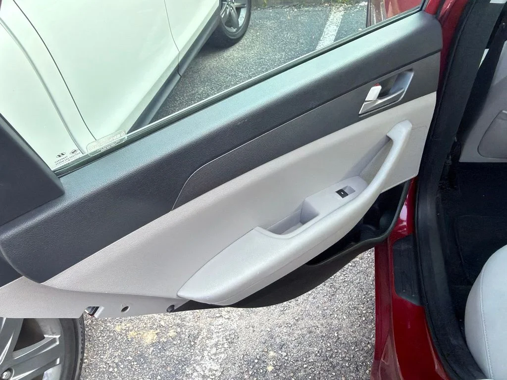 Used 2017 Red Hyundai Base image 16
