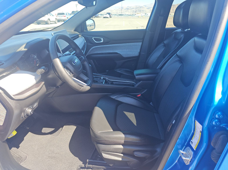 Used 2023 Blue Jeep Latitude image 5