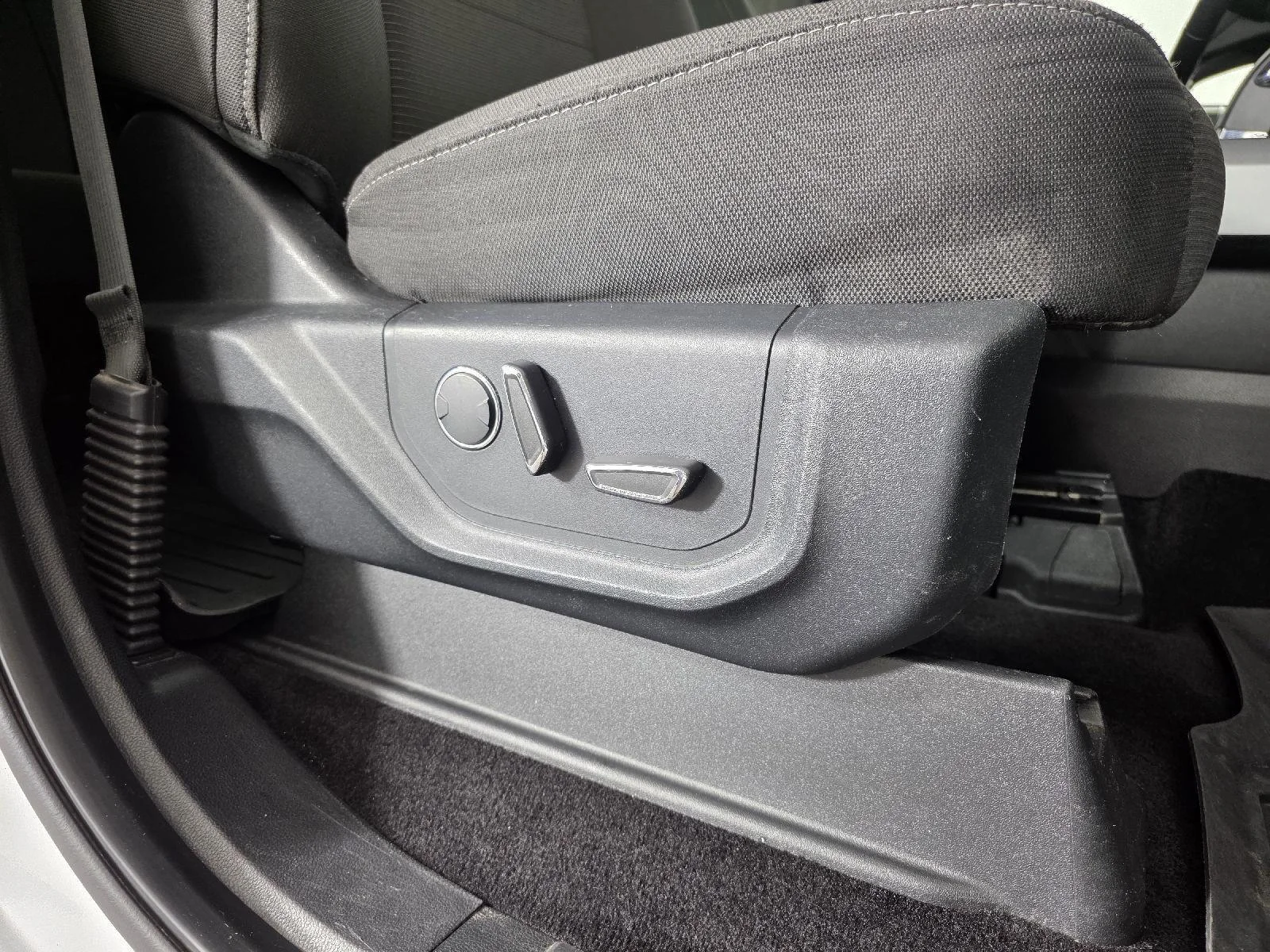 Used 2016 Oxford White Ford XLT image 24