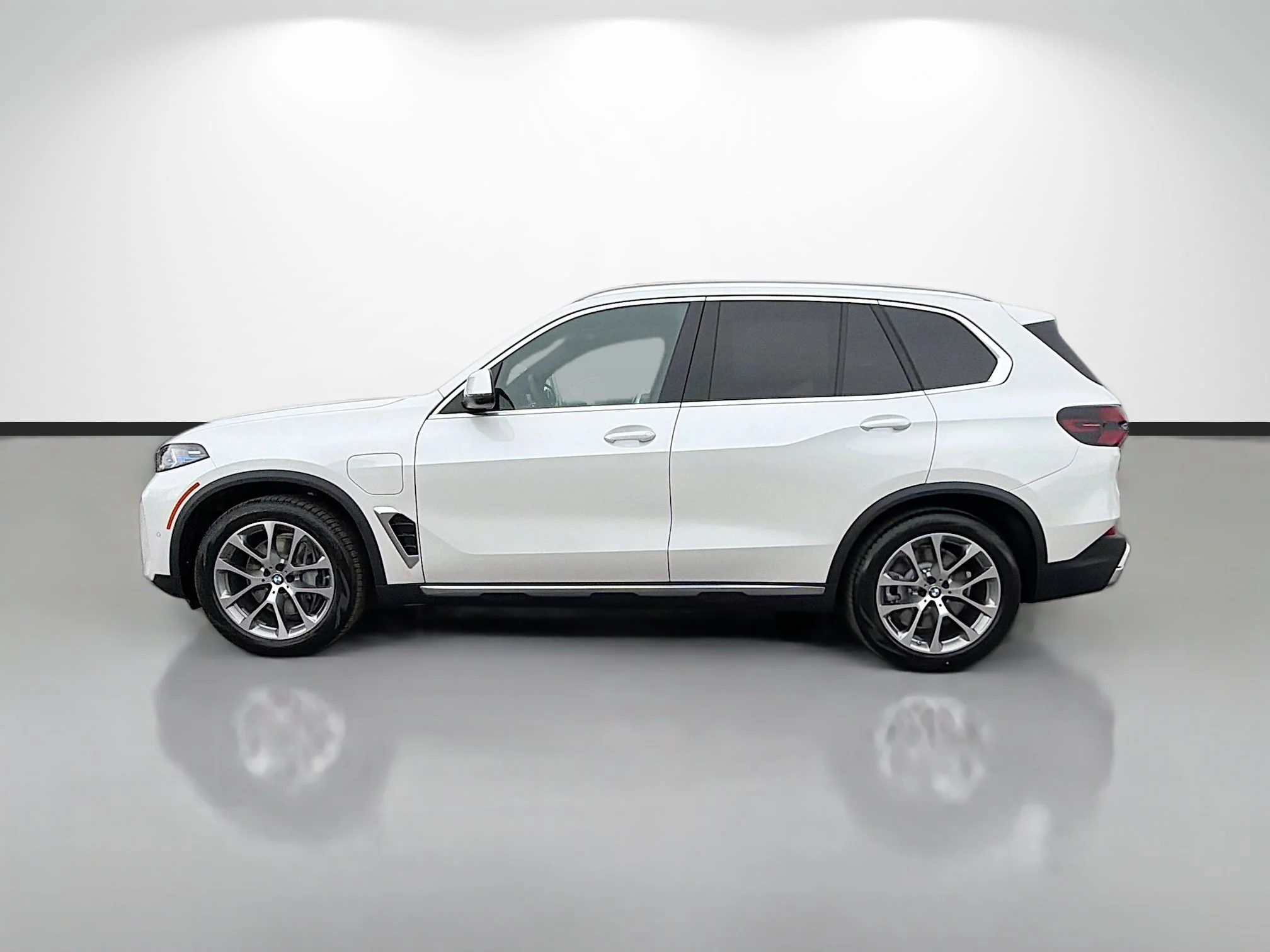 New 2026 Mineral White Metallic BMW xDrive50e image 6