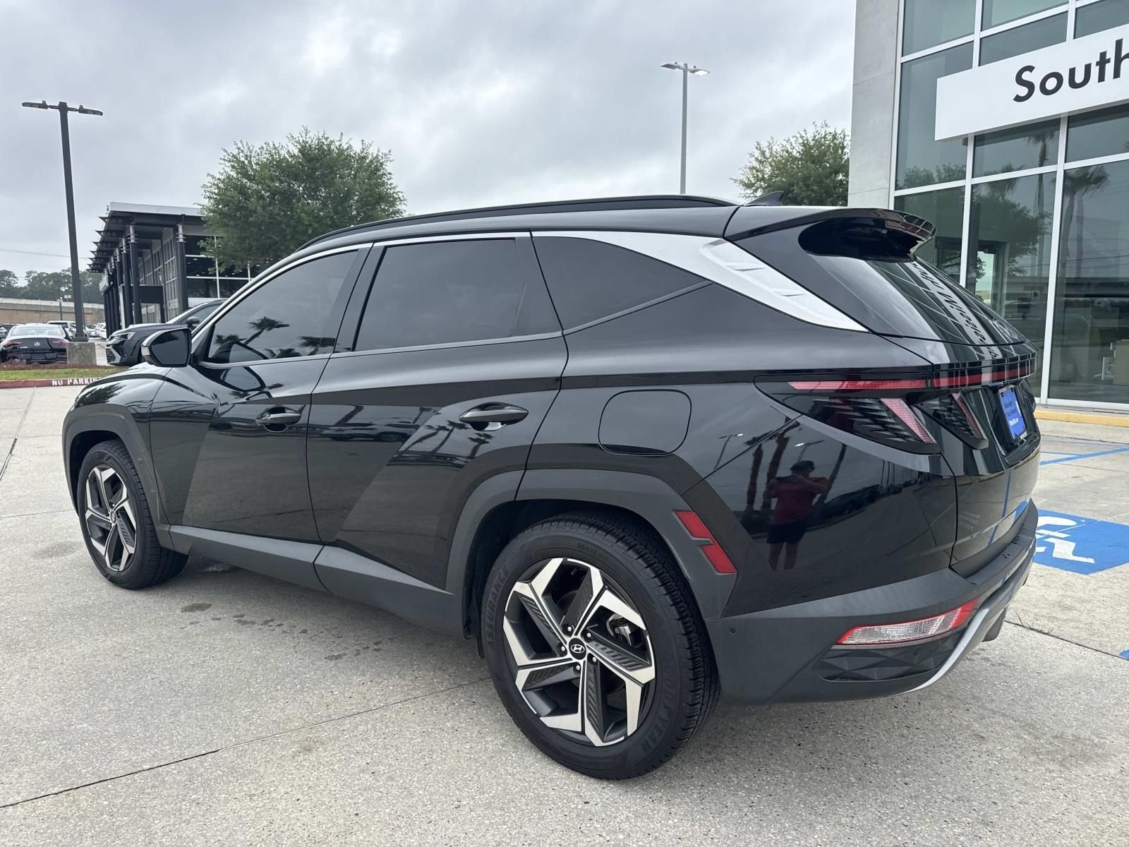 Used 2022 Black Hyundai Limited image 7