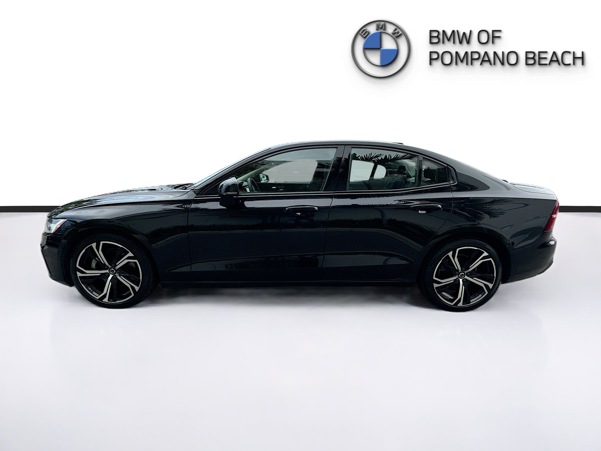 Used 2024 Onyx Black Metallic Volvo Core Dark Theme image 4