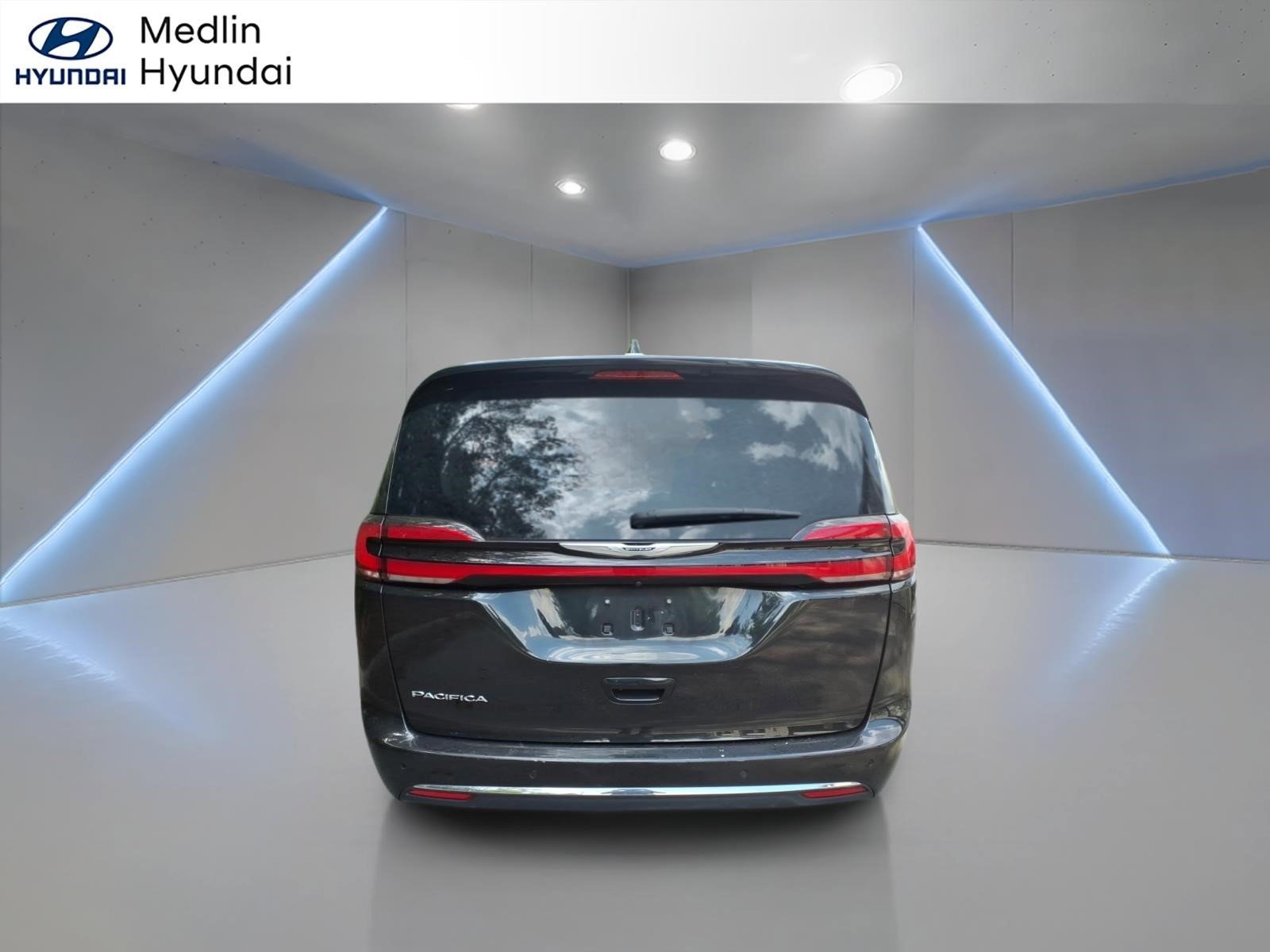 Used 2023 Brilliant Black Crystal Pearlcoat Chrysler Touring L image 4