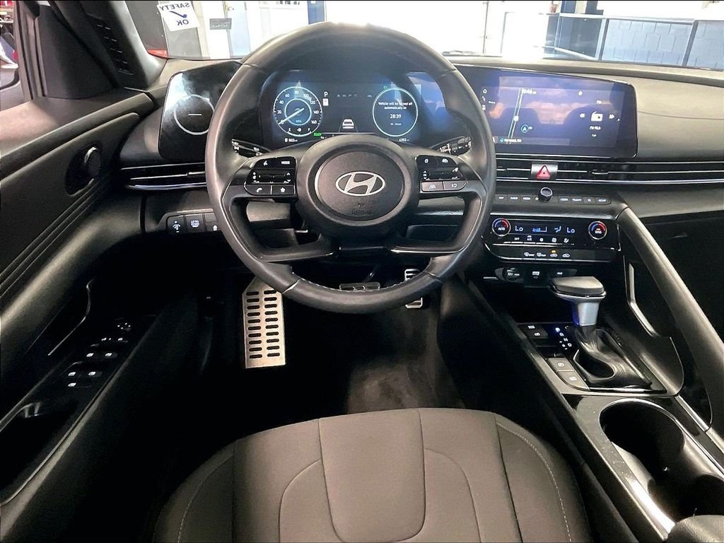 Used 2025 White Hyundai SEL Sport image 17