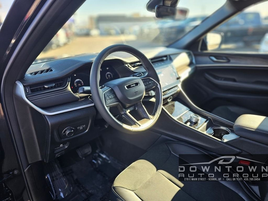 New 2026 Diamond Black Crystal Pearlcoat Jeep Altitude image 17