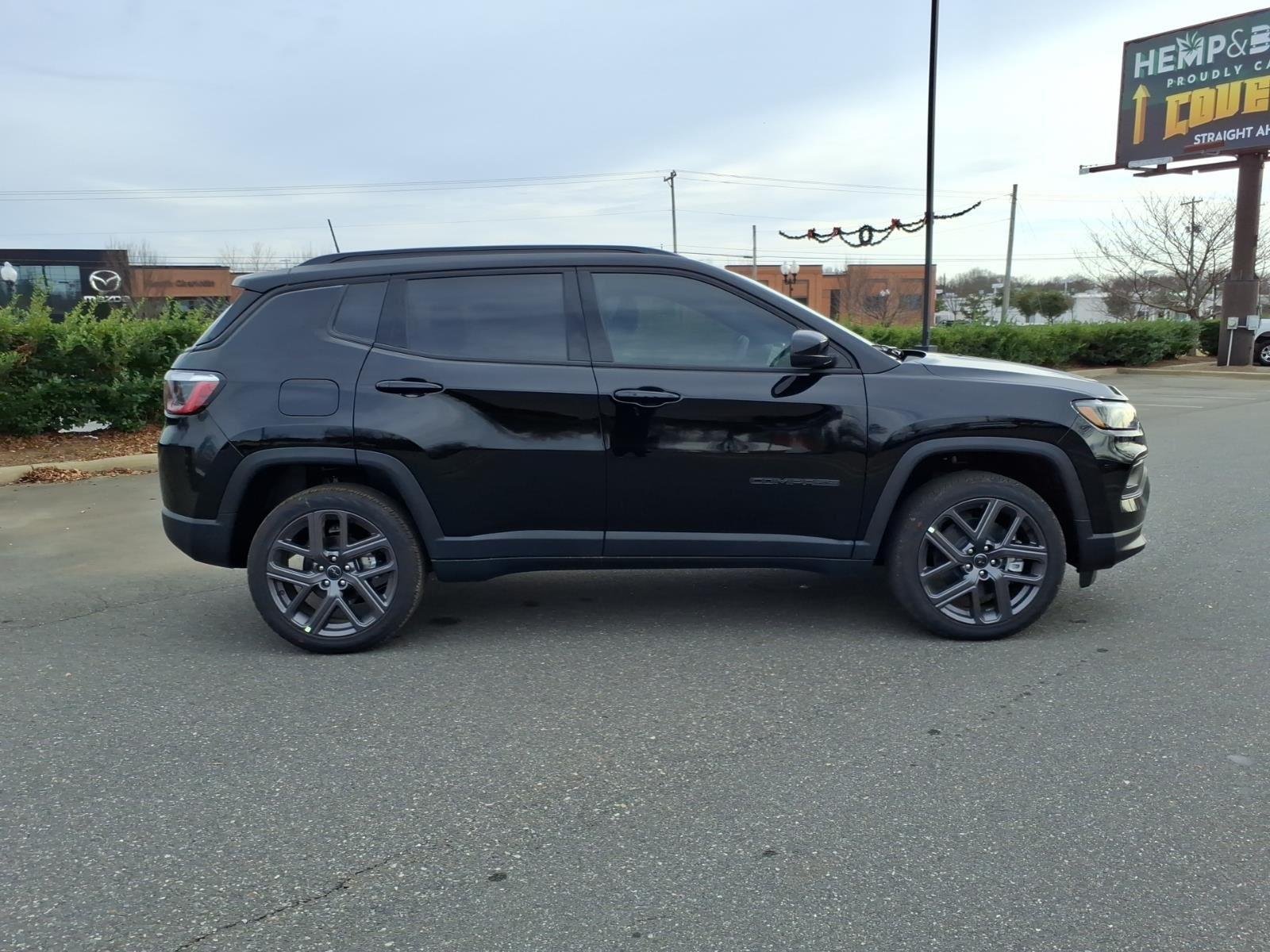 New 2026 Diamond Black Crystal Pearl-Coat Exterior Paint Jeep Latitude Altitude image 24
