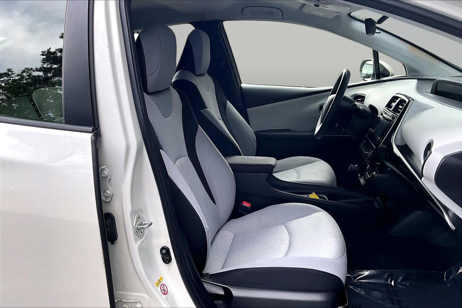 Used 2017 Blizzard Pearl Toyota Two image 9