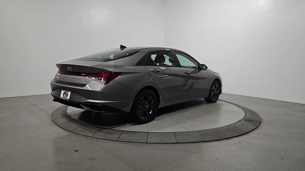 Used 2023 Silver Hyundai SEL image 5