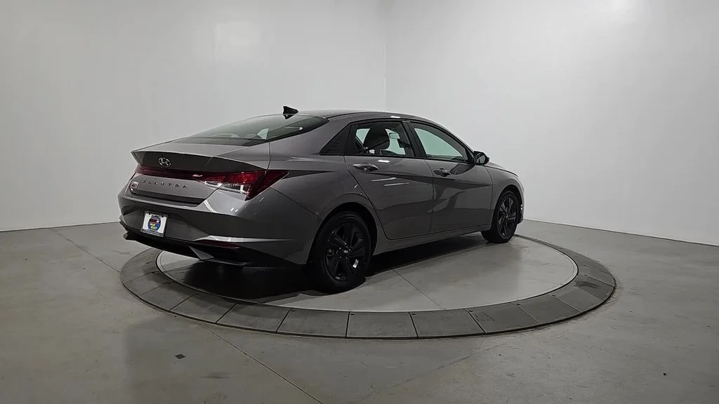 Used 2023 Silver Hyundai SEL image 5