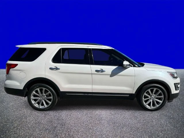 Used 2016 White Ford Limited image 2