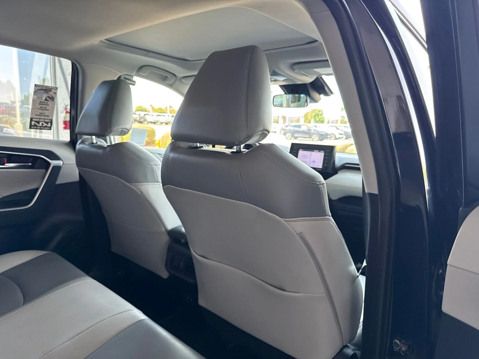 Used 2020 Midnight Black Metallic Toyota XLE Premium image 26