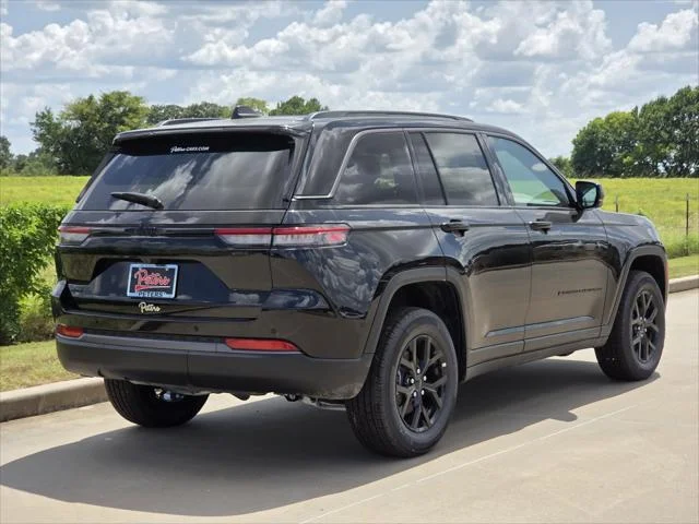New 2026 Diamond Black Crystal Pearl-Coat Exterior Paint Jeep Altitude image 3
