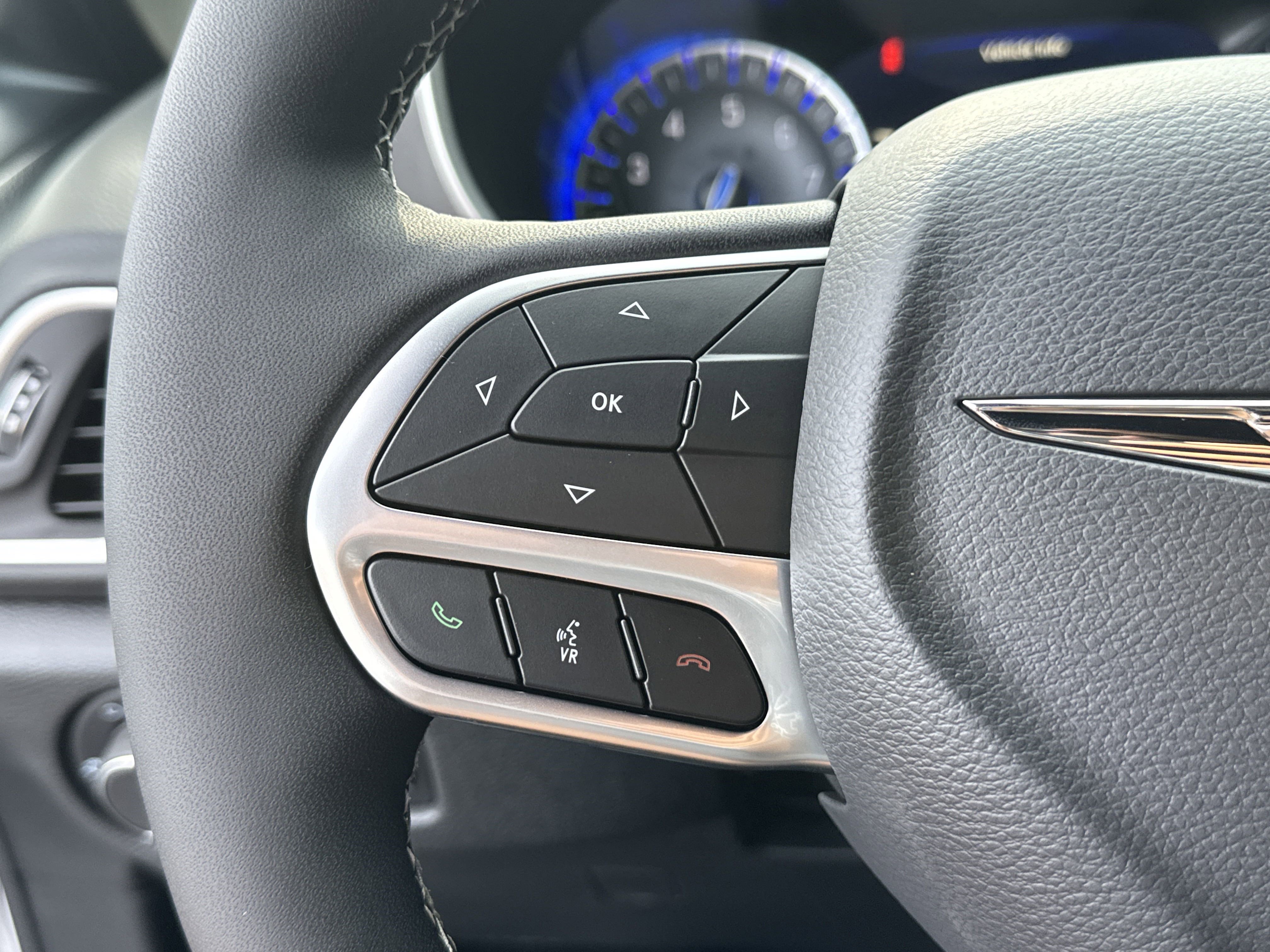New 2025 Bright White Clearcoat Chrysler LX image 29