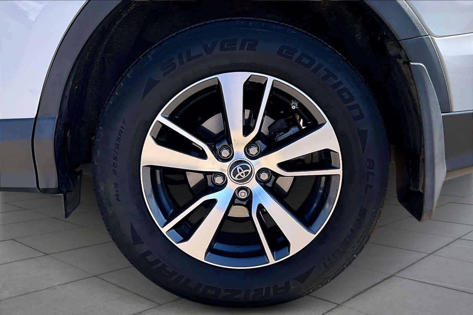 Used 2016 Super White Toyota XLE image 11