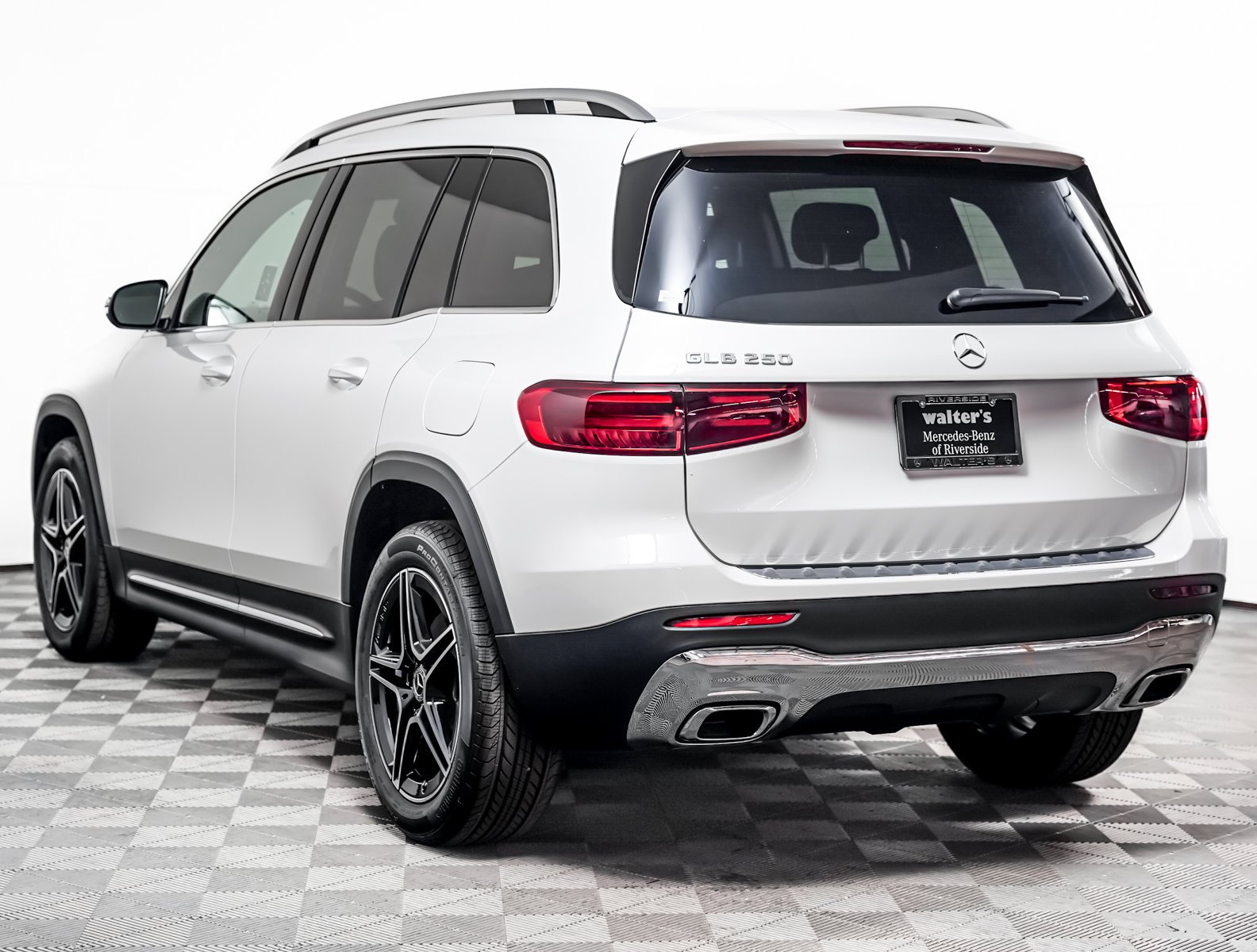 New 2026 Polar White Mercedes-Benz GLB 250 image 2