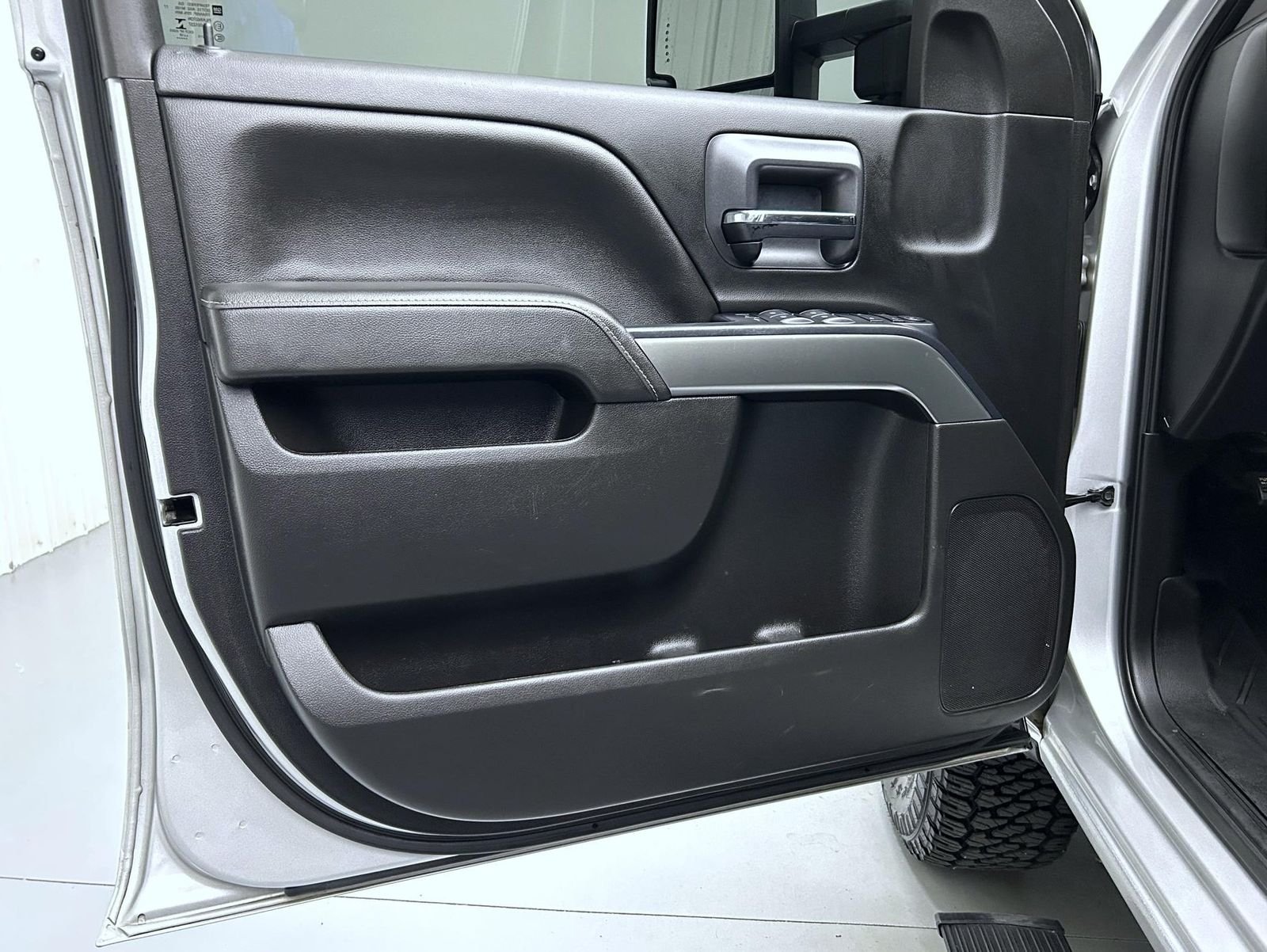 Used 2018 Silver Chevrolet LT image 9