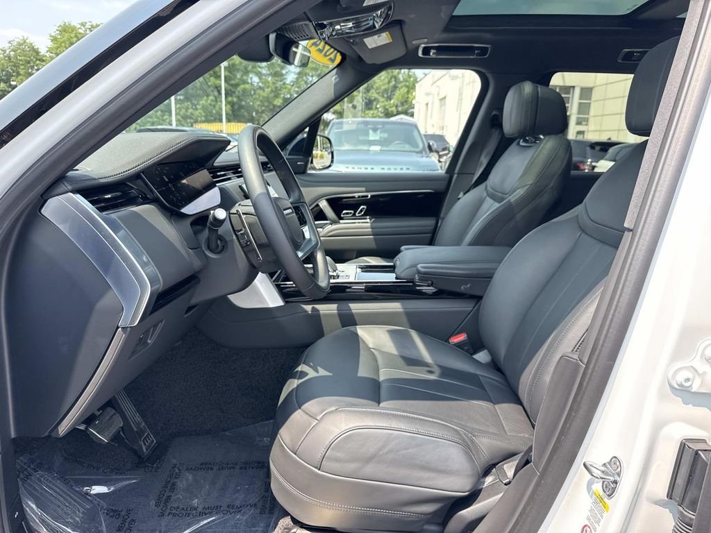 Used 2024 White Land Rover SE image 18
