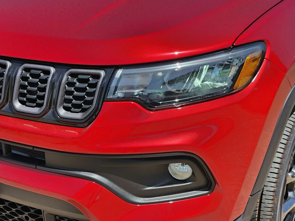 New 2026 Red Hot Pearlcoat Jeep Latitude image 5