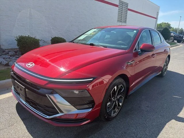 Used 2025 Red Hyundai SEL image 3