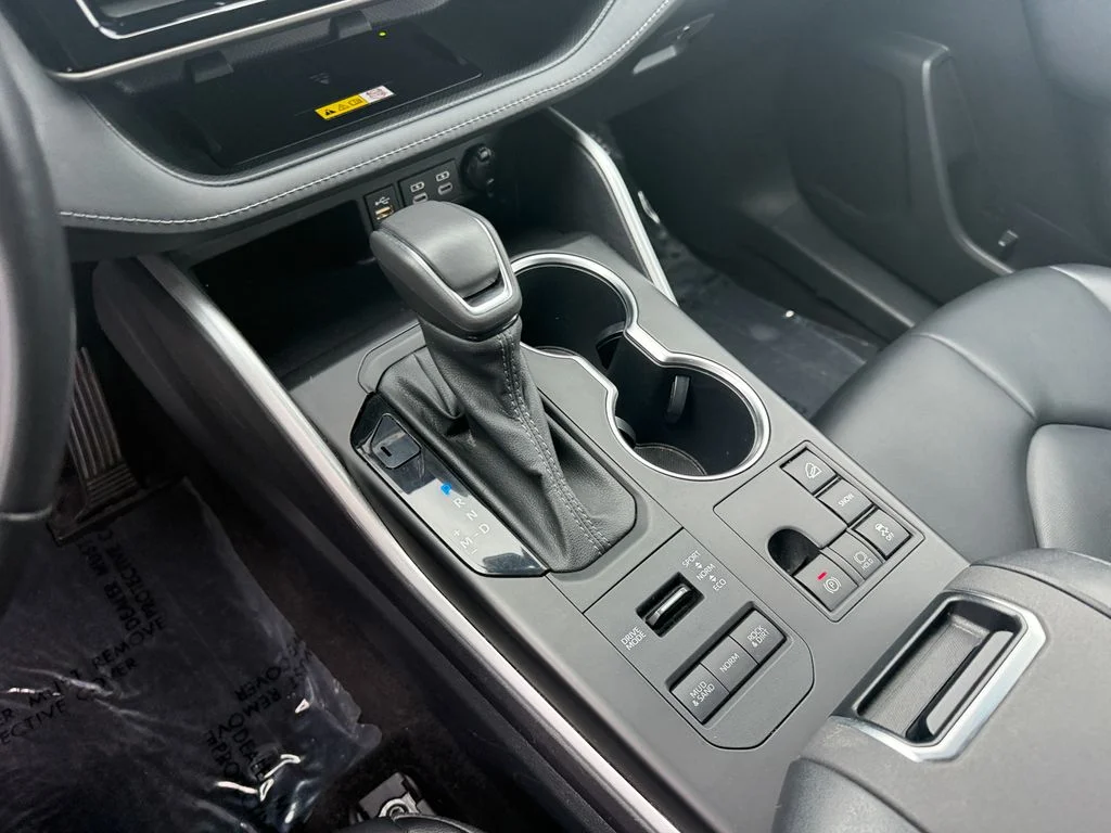 Used 2023 Wind Chill Pearl Toyota XLE image 22