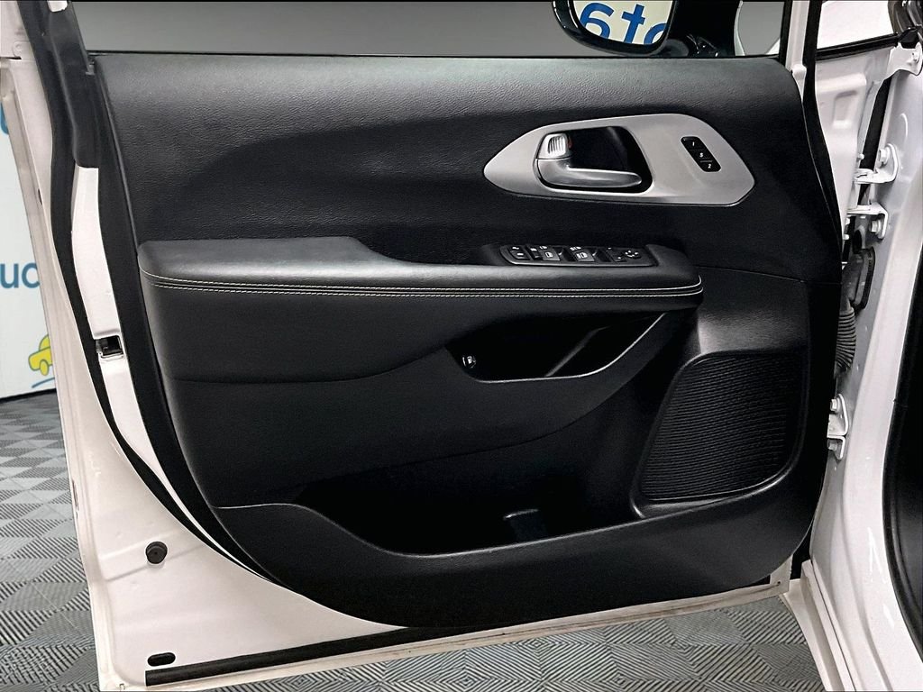 Used 2024 White Chrysler Select S Appearance image 9