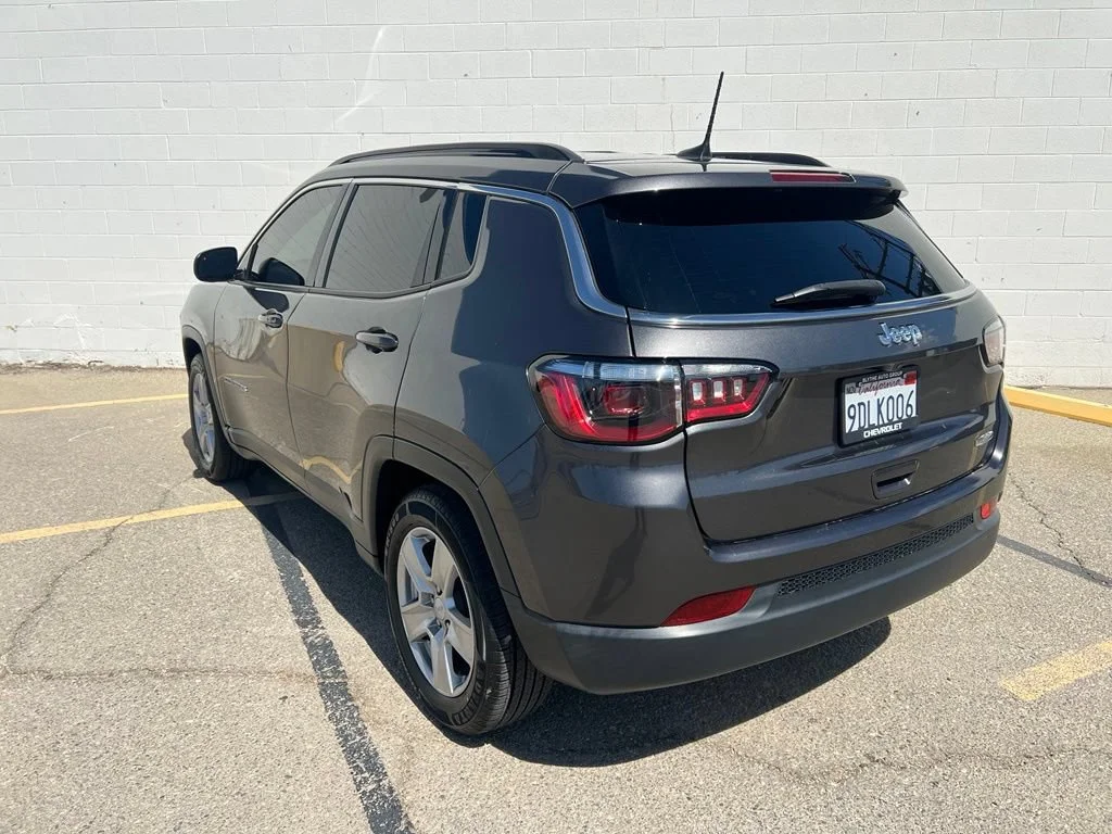 Used 2022  Jeep Latitude image 4