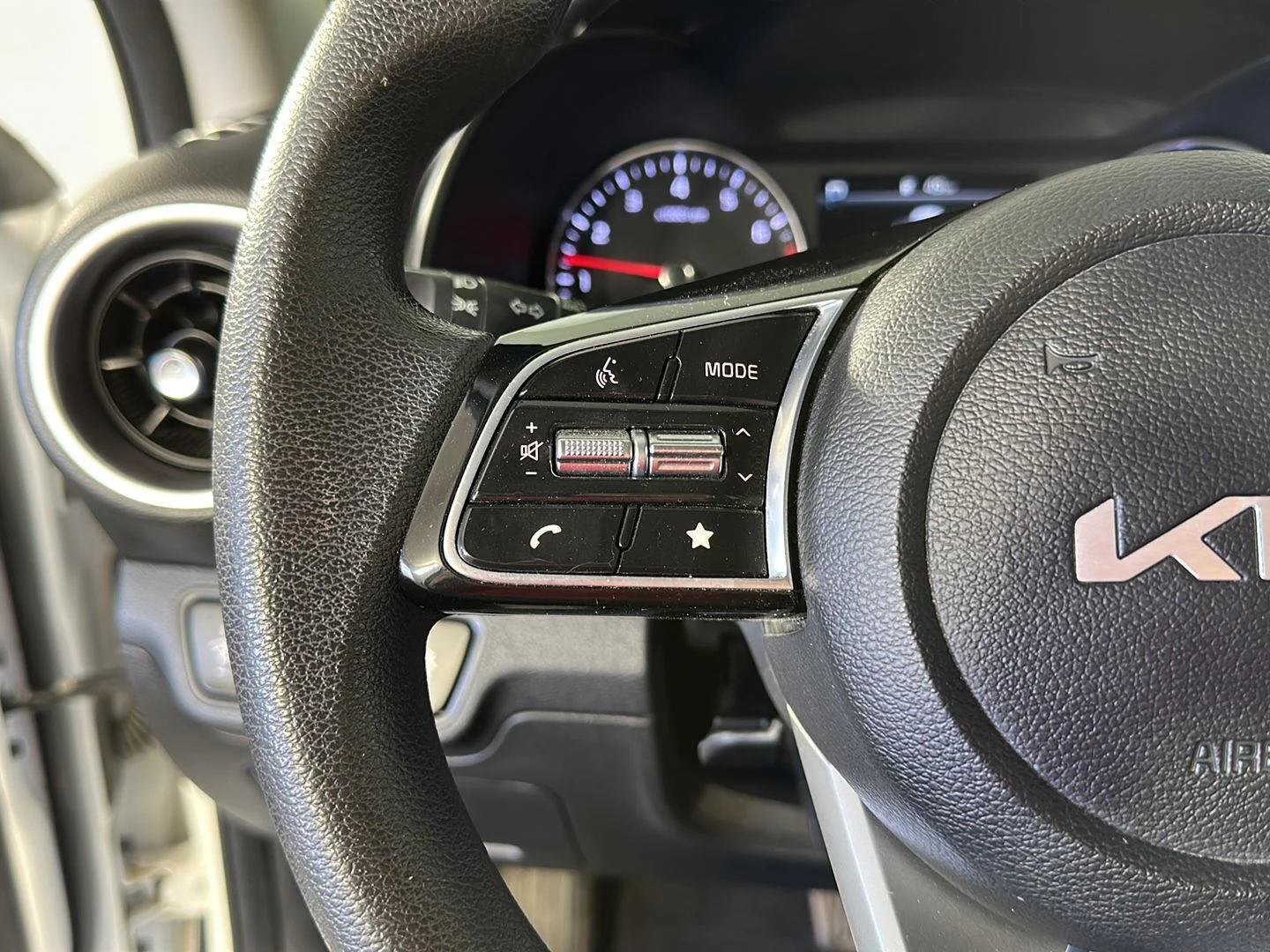 Used 2023 Snow White Pearl Kia LXS image 10