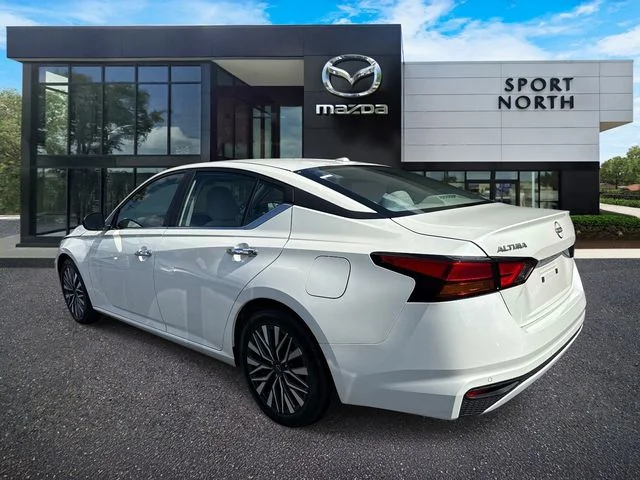 Used 2025 White Nissan 2.5 SV image 5