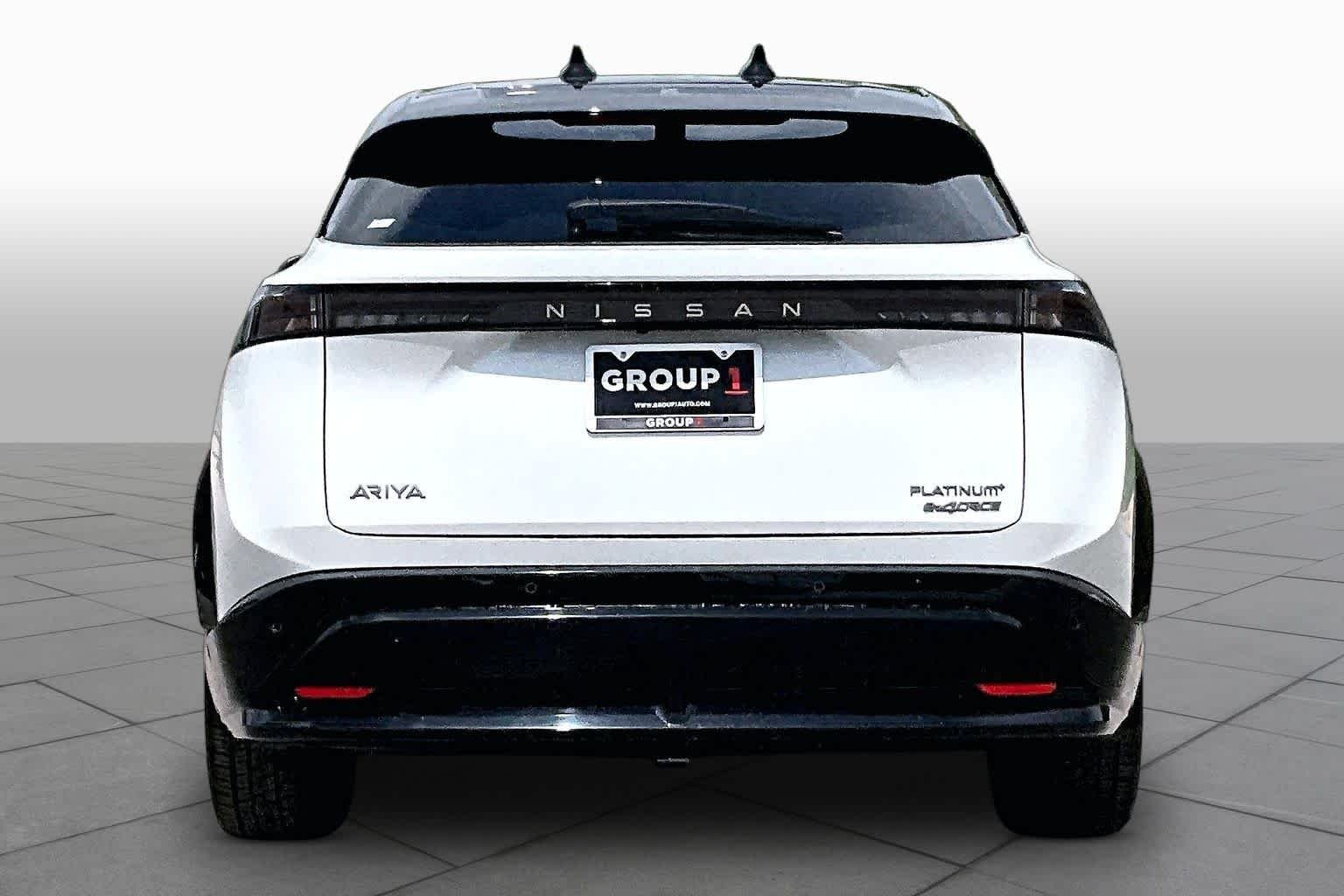 Used 2023 Everest White Pearl Tricoat/Black Diamond Pearl Nissan PLATINUM+ image 4