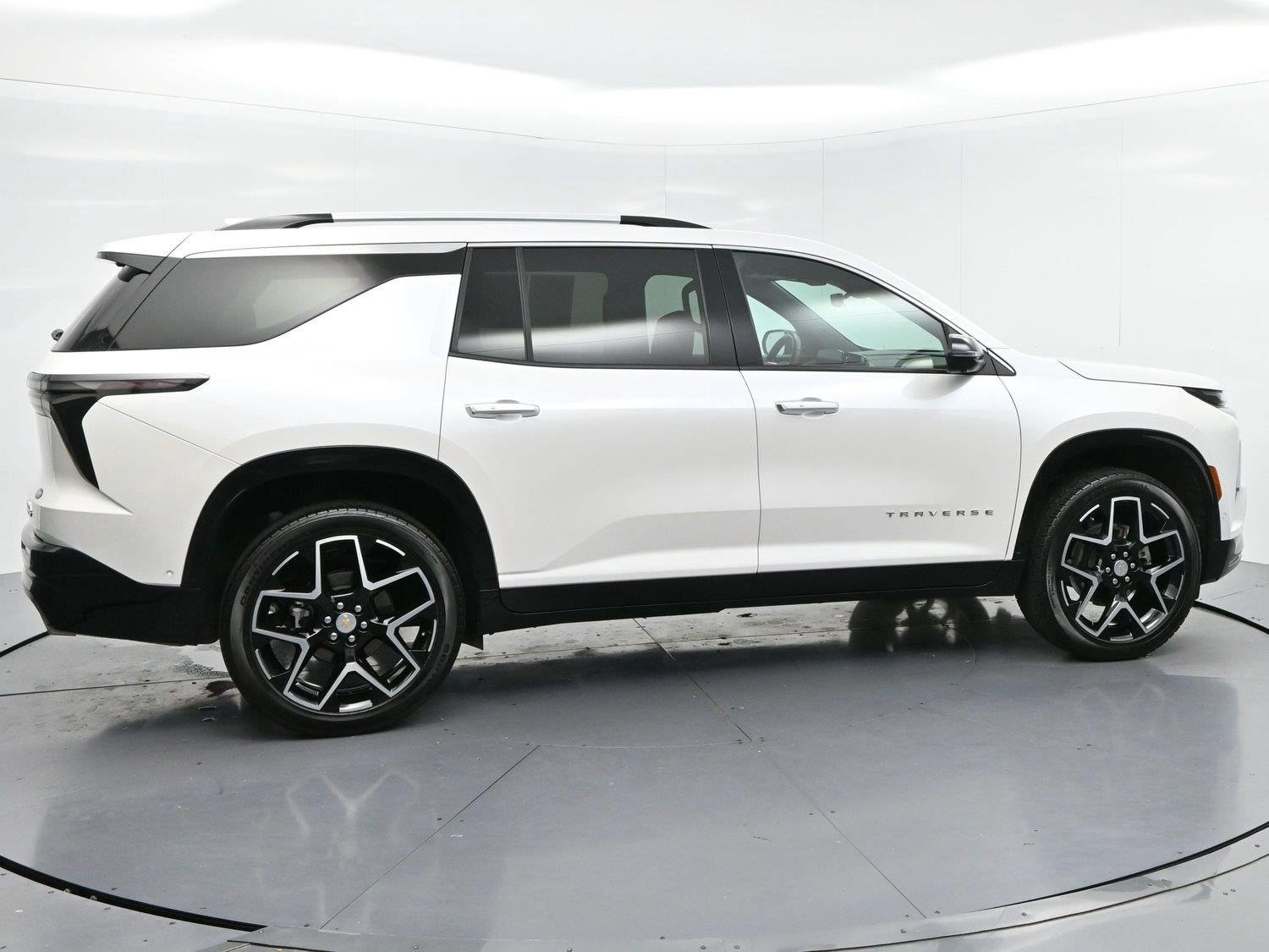 Used 2025 Iridescent Pearl Tricoat Chevrolet FWD High Country image 8
