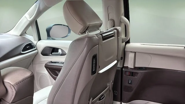 Used 2017 Gray Chrysler Touring L Plus image 36