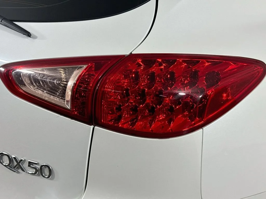 Used 2017 White INFINITI  image 35