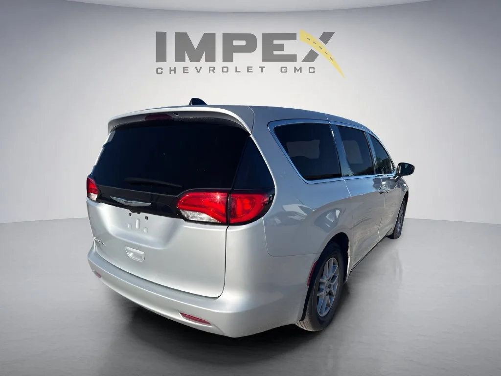 Used 2023 Silver Chrysler LX image 5