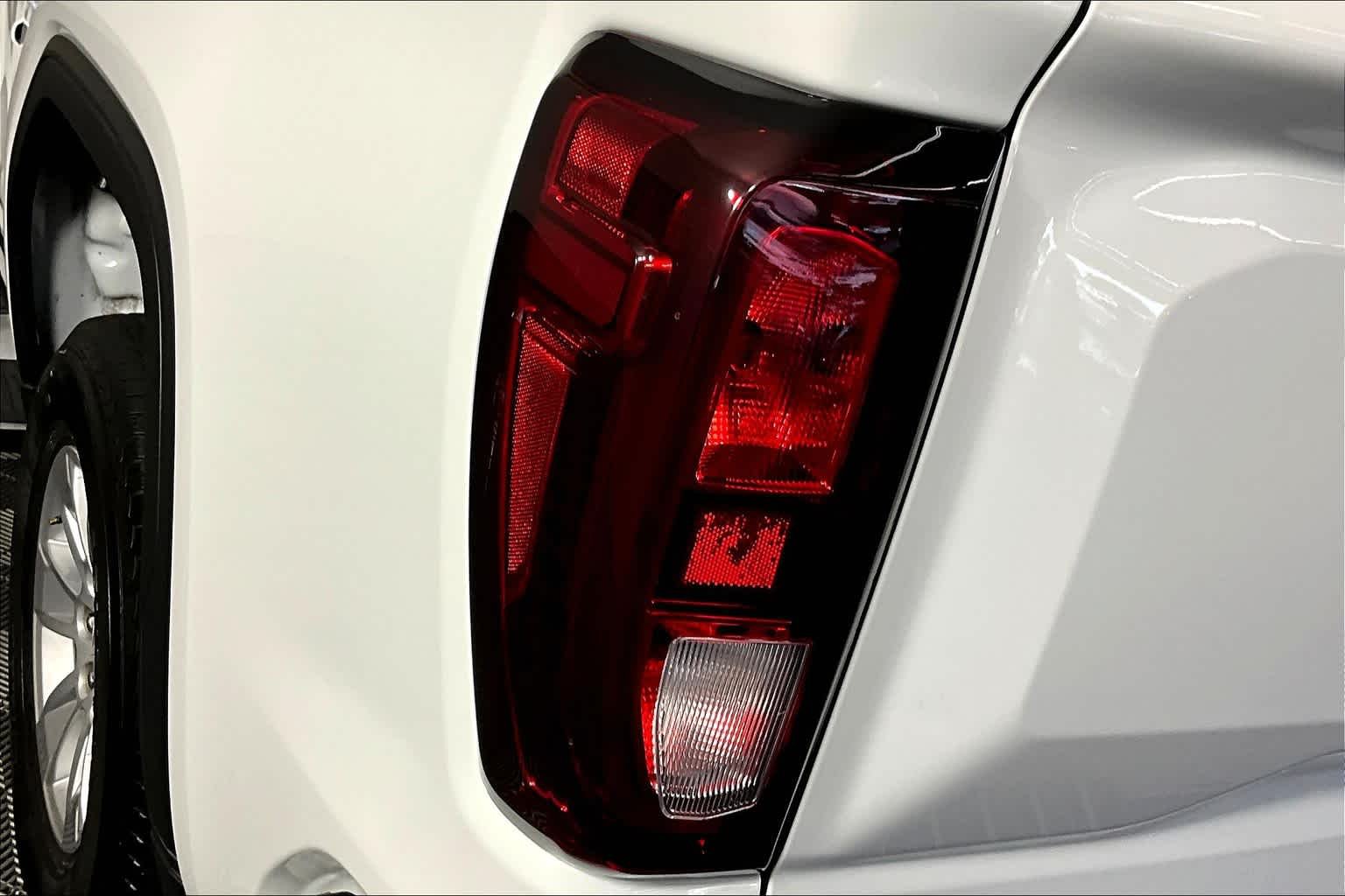Used 2023 Summit White GMC SLE image 27