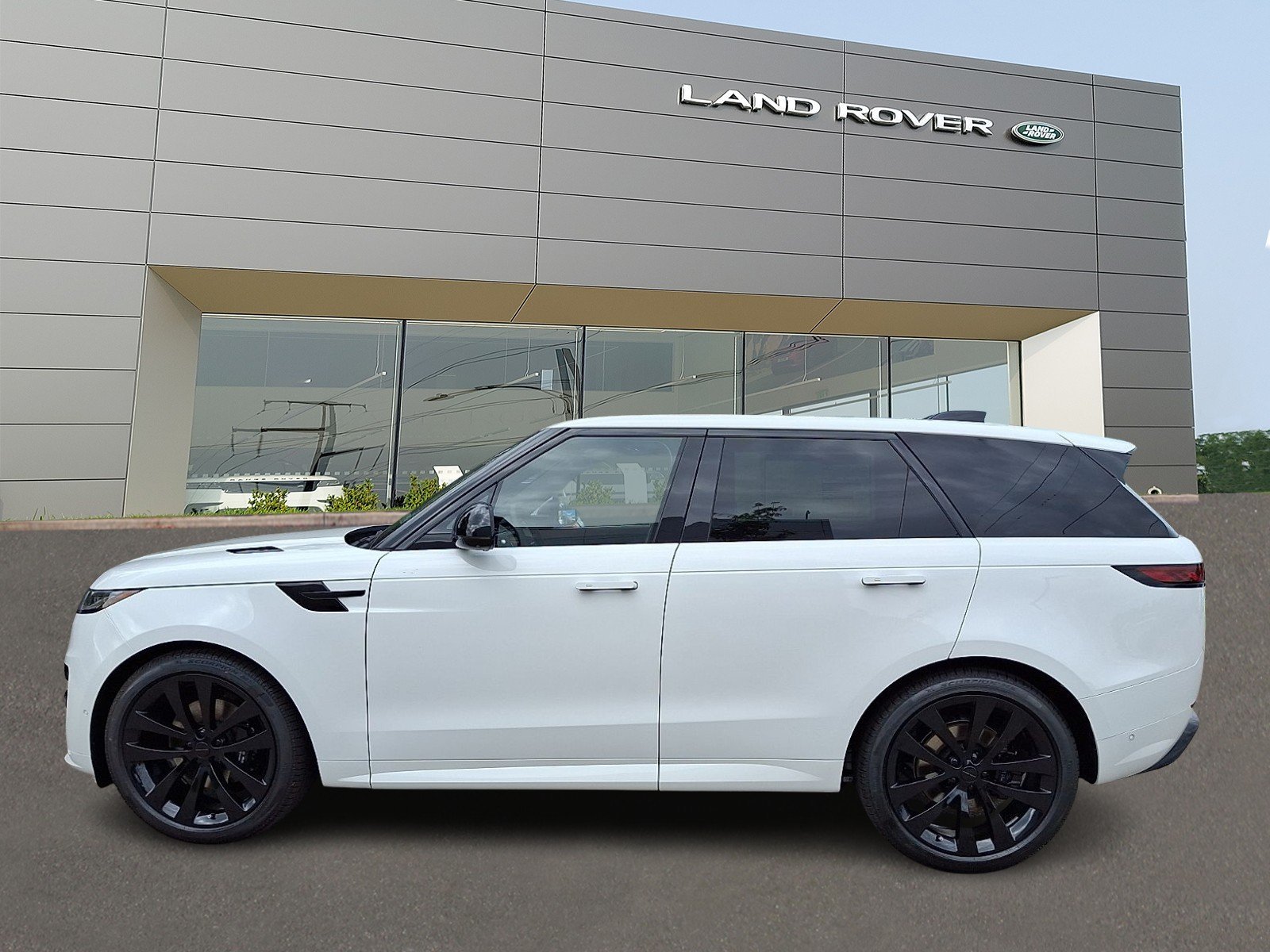 New 2026 Fuji White LAND ROVER Dynamic SE image 6