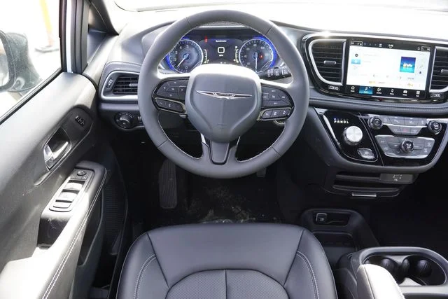 New 2026 Bright White Clear-Coat Exterior Paint Chrysler Select image 14