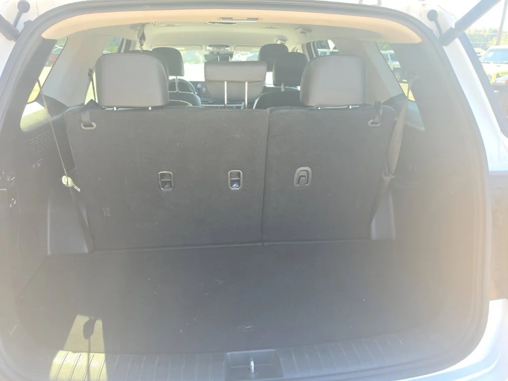 Used 2025 White Hyundai SEL image 21