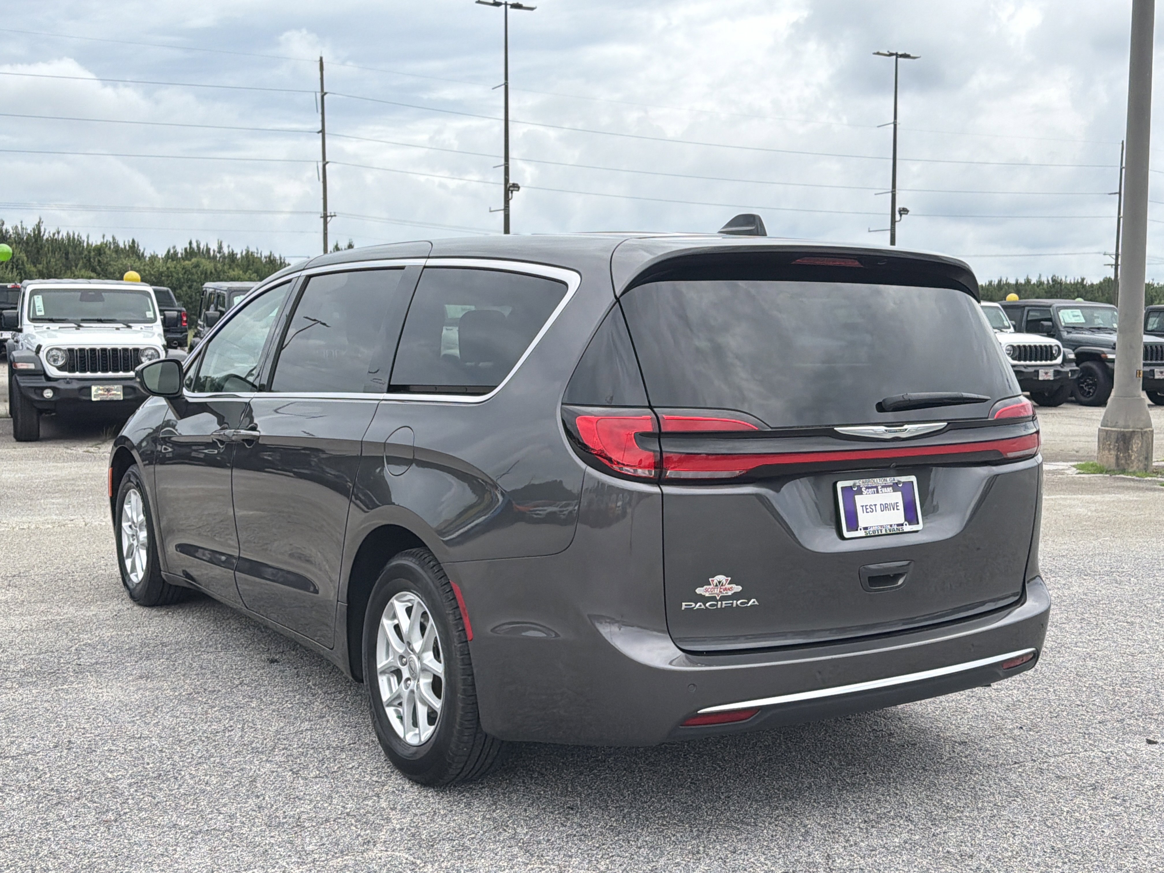Used 2023 Granite Crystal Metallic Clearcoat Chrysler Touring L image 6