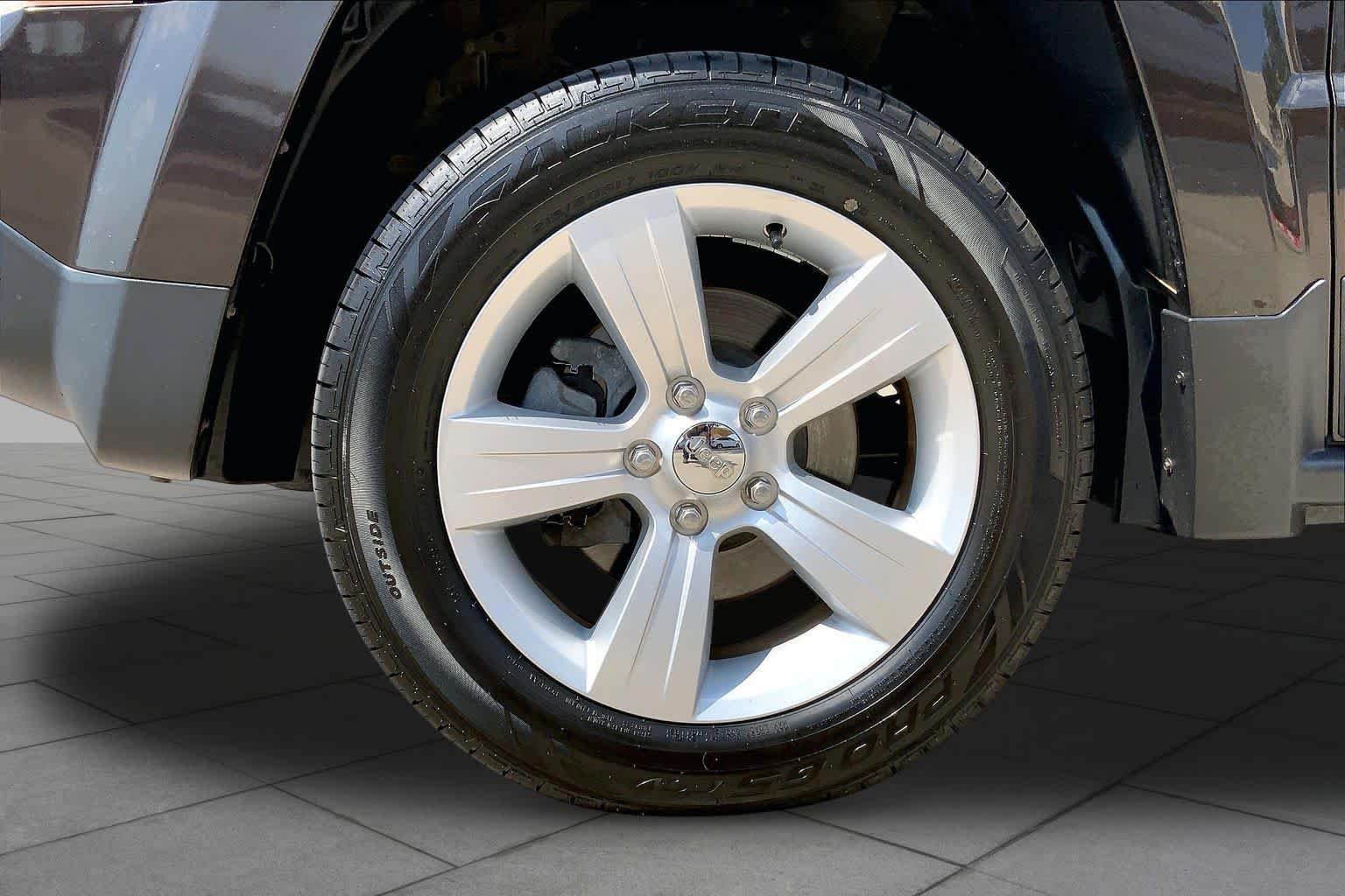 Used 2014 Rugged Brown Pearlcoat Jeep Latitude image 11