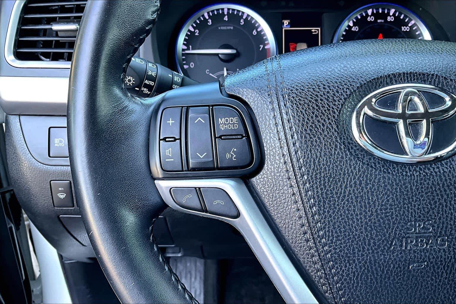 Used 2017 Blizzard Pearl Toyota XLE image 24