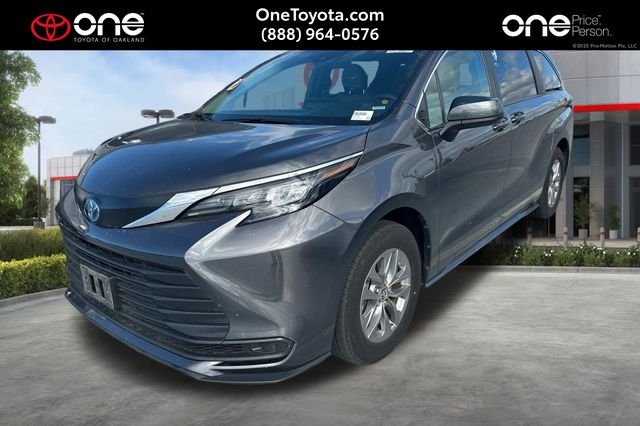 2025 Toyota Sienna LE 8-Passenger Hybrid FWD's photo